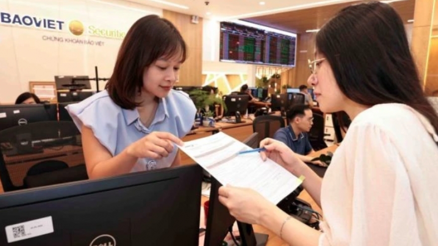 Retail investors net buy over US$3 billion on stock market last year